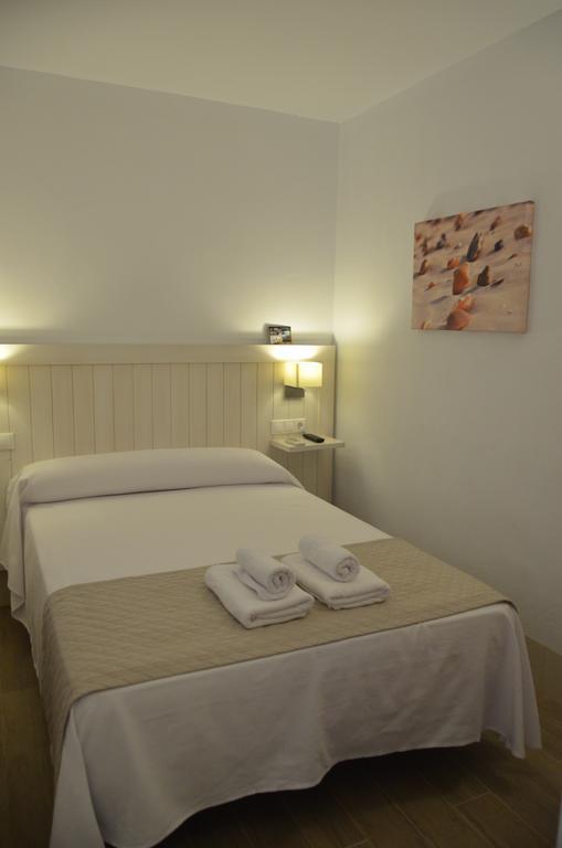 Hostal La Fonda كونيل ذي لا فرونتيرا الغرفة الصورة